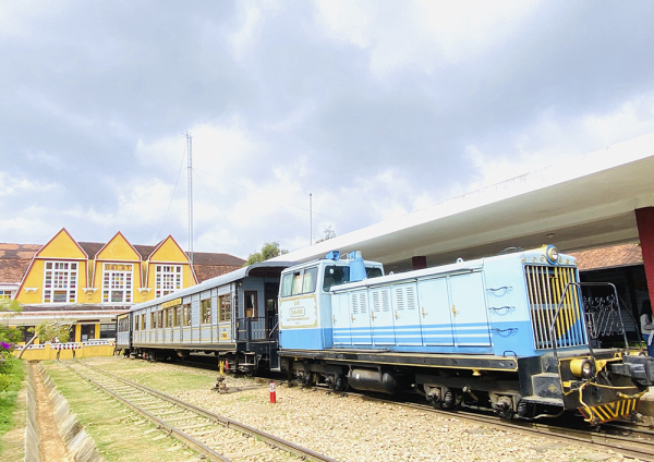 Vẳng nghe tiếng còi tàu trên núi -0