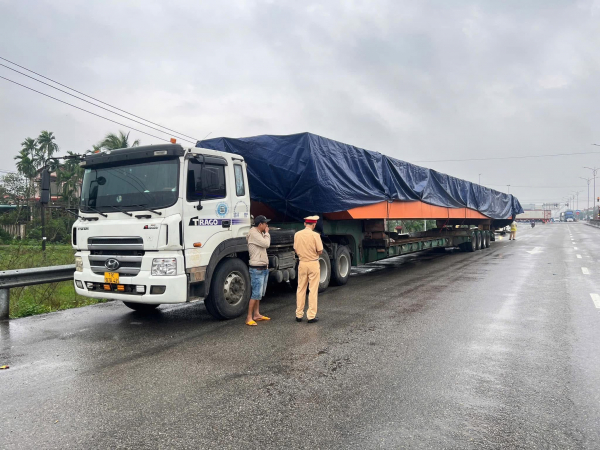 Quảng Ngãi: Phát hiện, xử lý hành vi vi phạm chở hàng siêu trường, siêu trọng với nhiều lỗi vi phạm -0