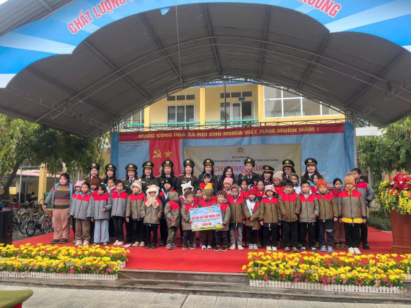 Cục Công nghiệp an ninh tặng quà trị giá trên 320 triệu đồng cho phụ nữ, học sinh nghèo ở Cao Bằng -0