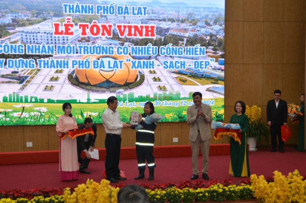 Đà Lạt vinh danh công nhân vệ sinh môi trường -0