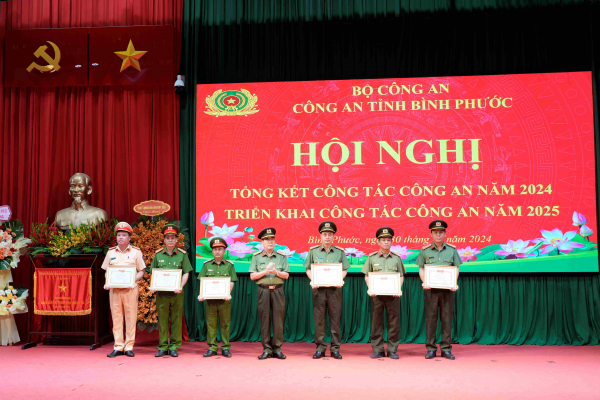 Công an Bình Phước được Chính phủ tặng Cờ thi đua 2 năm liền -0