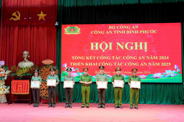 Công an Bình Phước được Chính phủ tặng Cờ thi đua 2 năm liền -0