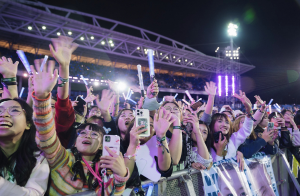 khâu tổ chức, tiếp đón khán giả, âm thanh chất lượng kém... là những yếu tố gây tranh cãi trong concert anh trai.jpg -1