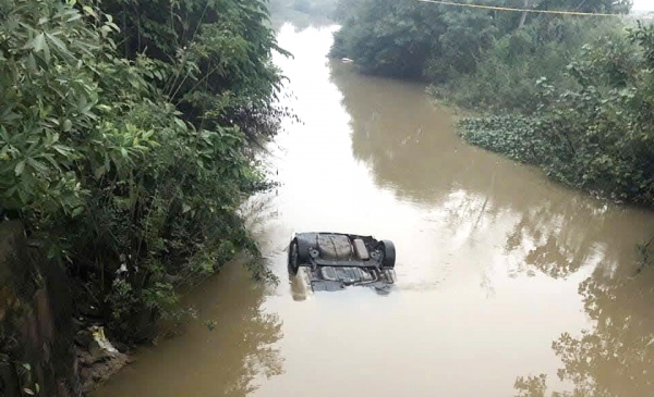 Xe ô tô lao xuống kênh Nhà Lê trong đêm, đôi nam nữ tử vong -0