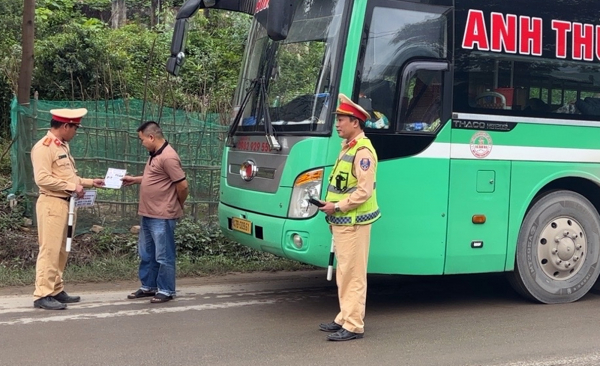 Tăng cường đảm bảo an toàn giao thông dịp cuối năm -0