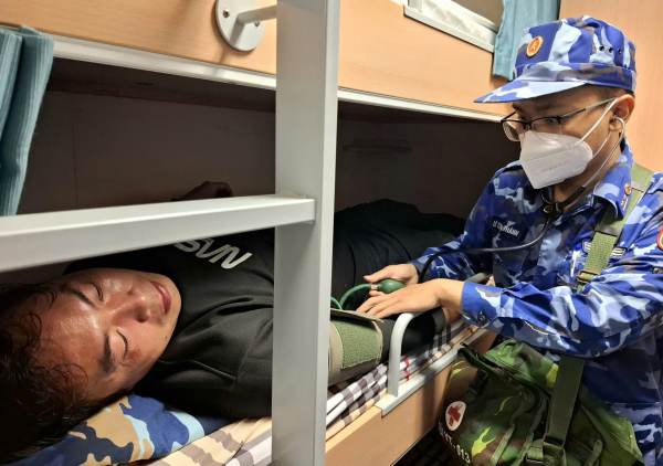 Cảnh sát biển phối hợp cứu thành công 5 thuyền viên người nước ngoài gặp nạn trên biển -0
