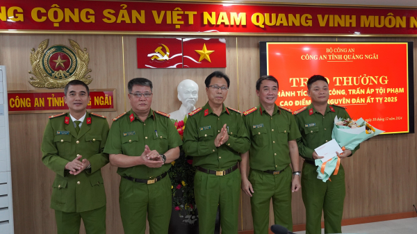 Trao thưởng thành tích lực lượng triệt phá đối tượng cộm cán cưỡng đoạt tài sản -0