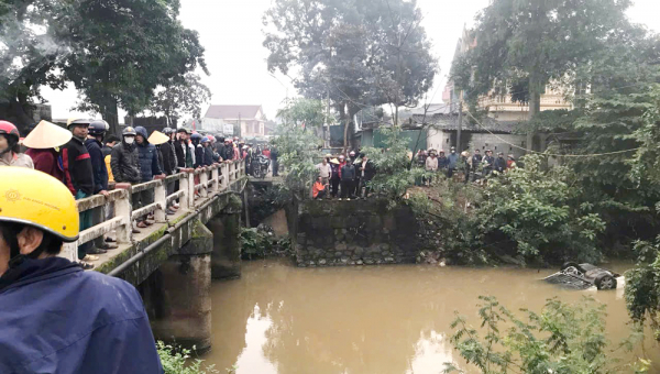 Xe ô tô lao xuống kênh Nhà Lê trong đêm, đôi nam nữ tử vong -0