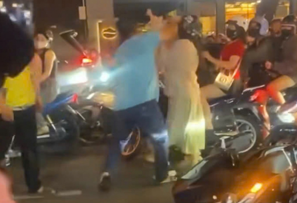 Đôi nam nữ hung hãn tấn công tài xế xe ôm công nghệ sau va chạm -0