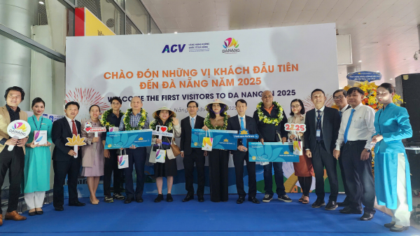 Đà Nẵng và Hội An nhộn nhịp đón du khách quốc tế ngày đầu năm mới 2025 -1
