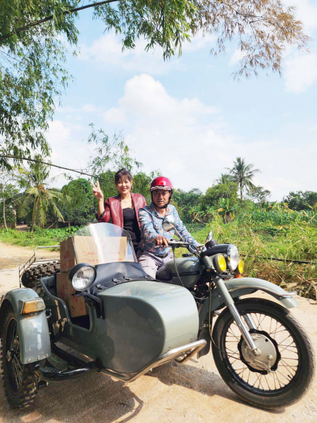 nghệ sĩ thanh hương và đạo diễn trần bình trọng trong phim _đại gia chân đất_.jpg -0