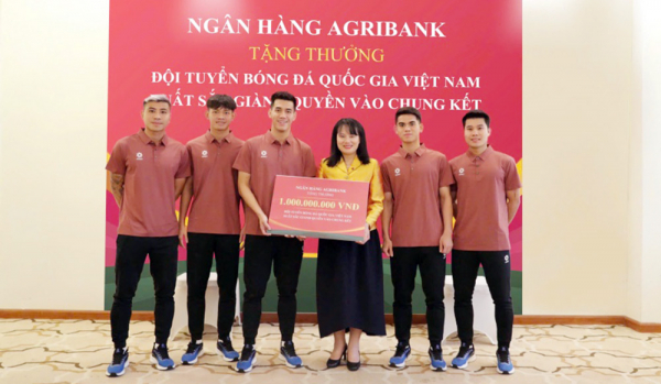 Agribank tặng thưởng 1 tỷ đồng cho Đội tuyển Bóng đá Quốc gia Việt Nam -1