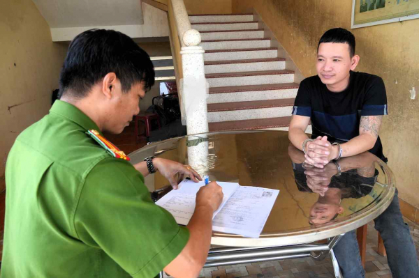 công an xã long an lấy lời khai đối tượng trương chí nguyện. ảnh trọng tín..jpeg -0