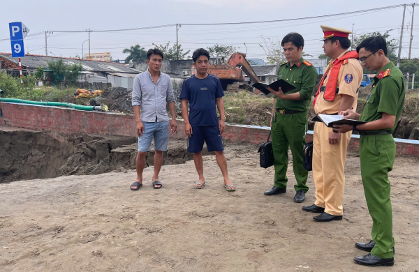 Lập biên bản 2 xà lan chở cát không hoá đơn hợp lệ -0