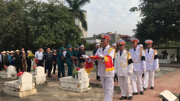 Phó trưởng Công an xã Tiên Dược hỗ trợ đưa hài cốt liệt sỹ an nghỉ tại quê nhà -0