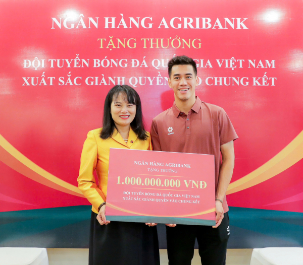 Agribank tặng thưởng 1 tỷ đồng cho Đội tuyển Bóng đá Quốc gia Việt Nam -0