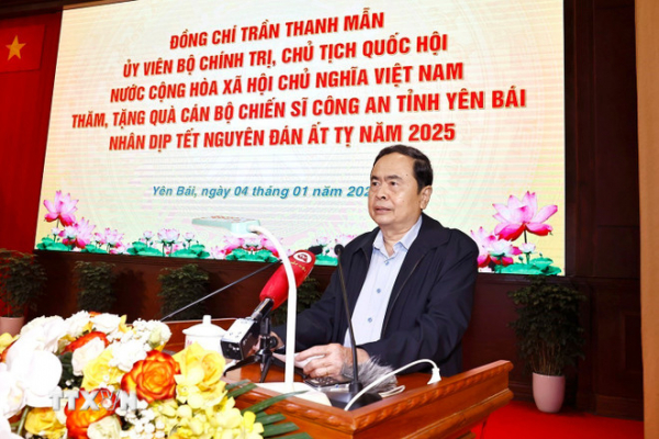 Chủ tịch Quốc hội thăm, tặng quà nhân dân và lực lượng vũ trang tỉnh Yên Bái -0