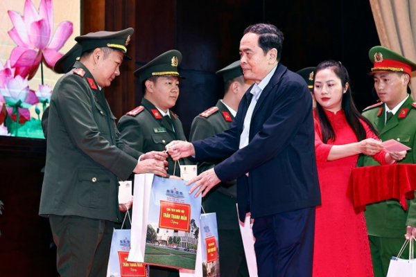 Chủ tịch Quốc hội thăm, tặng quà nhân dân và lực lượng vũ trang tỉnh Yên Bái -0