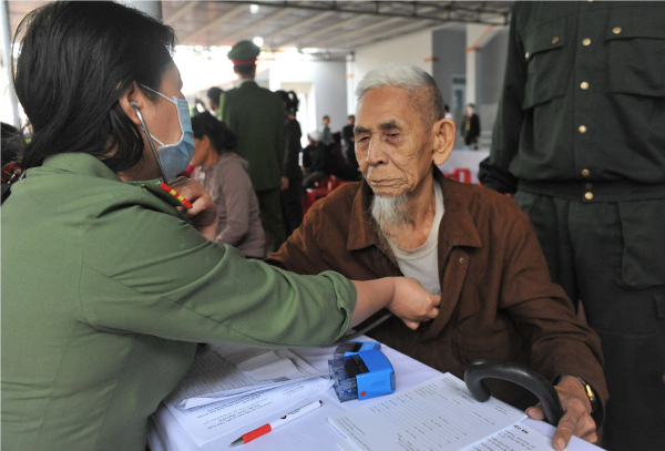 Mang đông ấm về với buôn làng -0