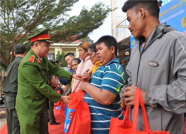 Mang đông ấm về với buôn làng -0