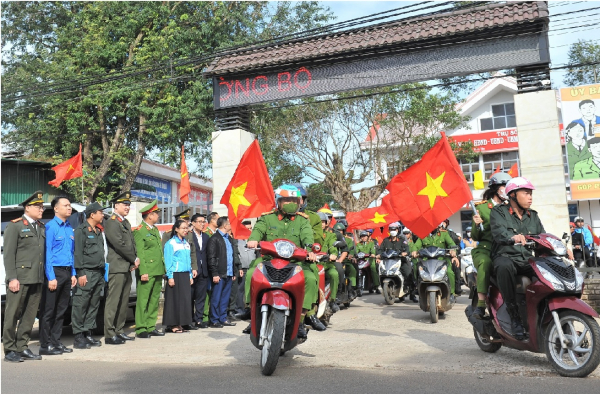 Mang đông ấm về với buôn làng -0