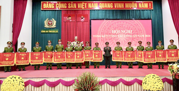 thieu tuong rah lan lam trao co thi dua cua bo cong an.jpg -1