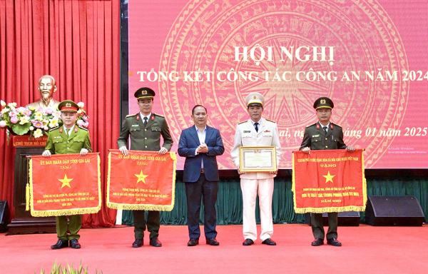 trao co thi dua cua chinh phu va ubnd tinh.jpg -2