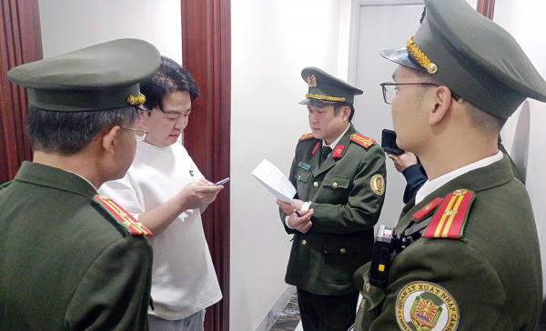 tổ kiểm tra của phòng quản lý xuất nhập cảnh, công an tỉnh bắc giang kiểm tra lưu  trú của người nước  ngoài thuê trọ tại xã tăng tiến, thị xã việt yên.jpg -0