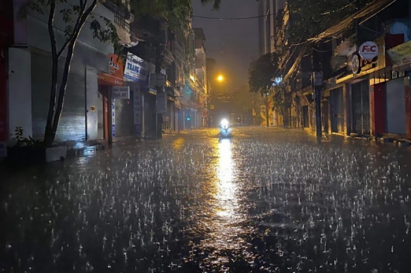 Miền Bắc ngày nắng, đêm nhiều nơi có mưa -0