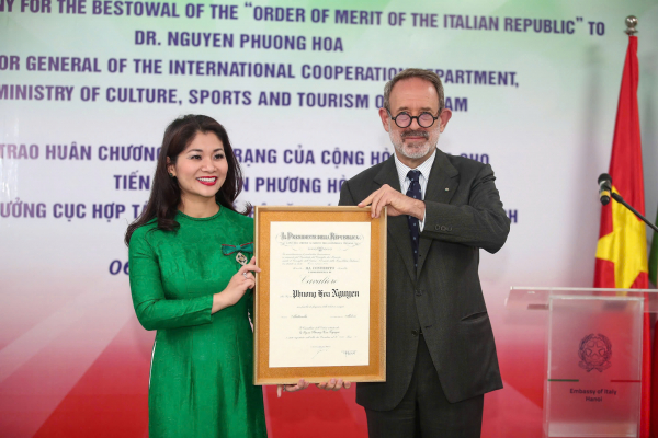 Trao Huân chương Công trạng của Cộng hòa Italia cho TS Nguyễn Phương Hòa  -0