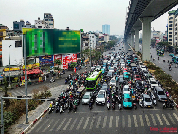 Xử phạt, trừ điểm GPLX nhiều tài xế xe máy đi lên Vành đai 2 trên cao -6