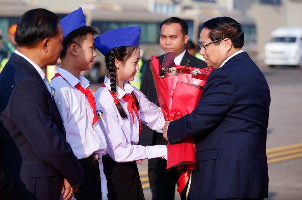 Thủ tướng Chính phủ Phạm Minh Chính tới Vientiane, bắt đầu thăm Lào -3