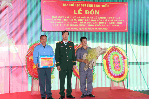 Đón hài cốt liệt sĩ hy sinh ở Campuchia về nước  -0