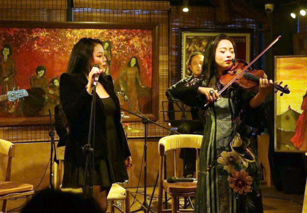 nhạc sĩ trịnh minh hiền trong buổi ra mắt album do chị sáng tác.jpg -0