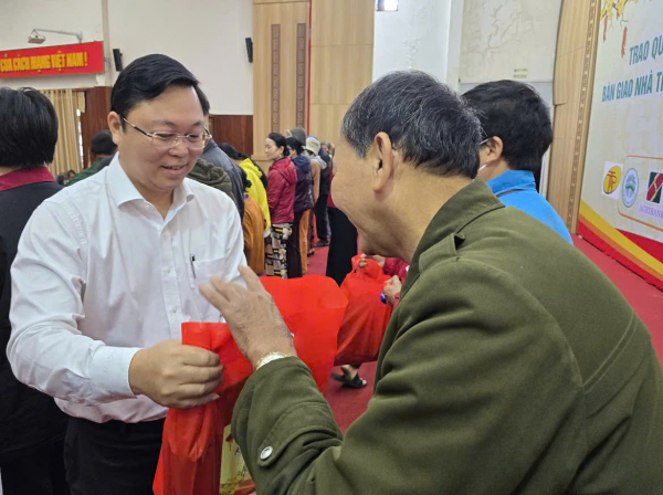 Ấm áp chương trình “Đông ấm áp, Xuân yêu thương”, hỗ trợ đồng bào nghèo đón Tết -0