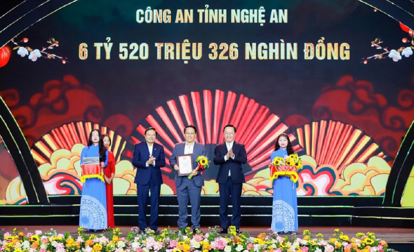 Công an tỉnh Nghệ An chung tay ủng hộ “Tết vì người nghèo” -0