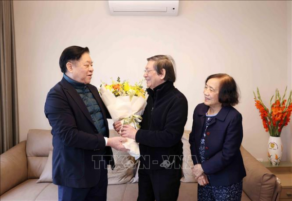 Trưởng ban Tuyên giáo Trung ương Nguyễn Trọng Nghĩa thăm, chúc Tết nhà khoa học, văn nghệ sĩ -0