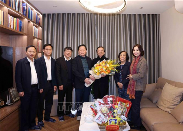 Trưởng ban Tuyên giáo Trung ương Nguyễn Trọng Nghĩa thăm, chúc Tết nhà khoa học, văn nghệ sĩ -0