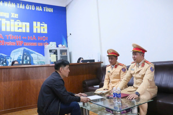 Công an Hà Tĩnh lắp nhiều cách làm hay nâng cao ý thức chấp TTATGT -0