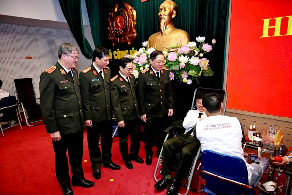 Hàng trăm cán bộ, chiến sĩ tham gia hiến máu nhân đạo -0