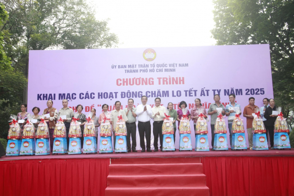 Hơn 200.000 suất quà chăm lo Tết Ất Tỵ 2025 cho người dân ở TP Hồ Chí Minh -0