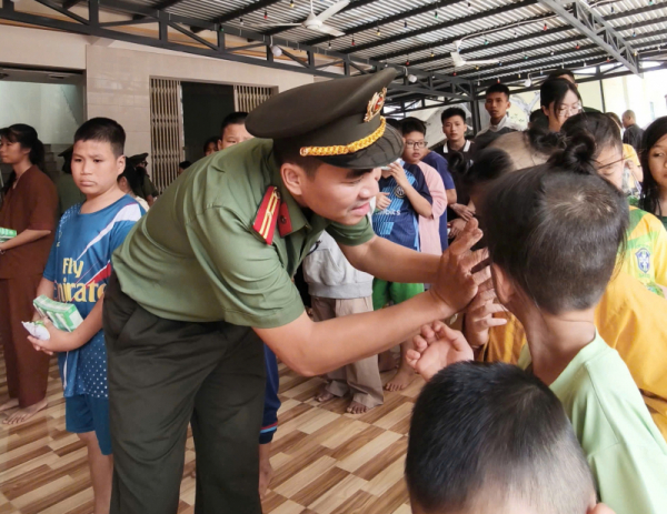 Đem yêu thương sẻ chia -0