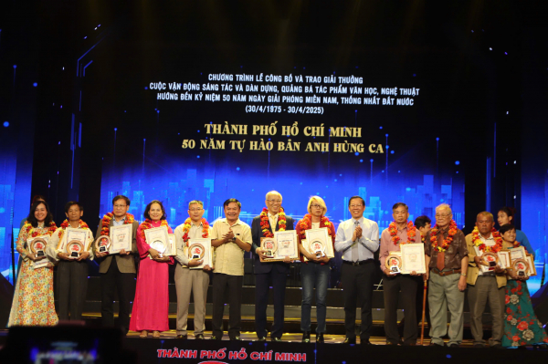các nhà van tphcm nh%3fn gi%3fi thu%3fng - tphcm 50 nam t%3f hào b%3fn anh hùng ca.jpg -0