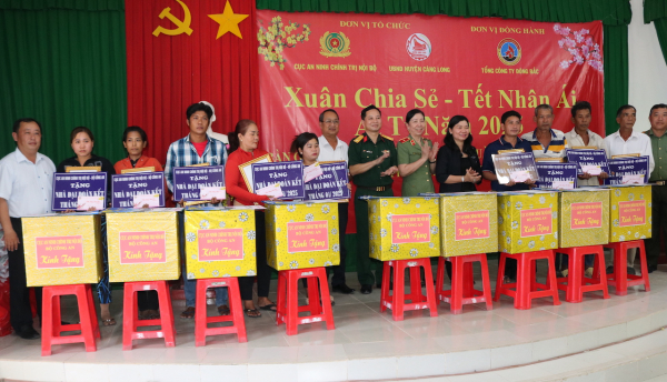 Cục An ninh chính trị nội bộ trao tặng nhà đại đoàn kết và tặng quà tại Trà Vinh -0