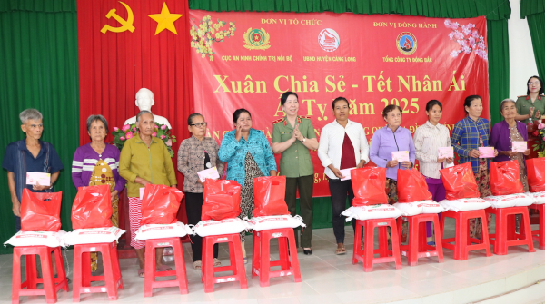 Cục An ninh chính trị nội bộ trao tặng nhà đại đoàn kết và tặng quà tại Trà Vinh -0