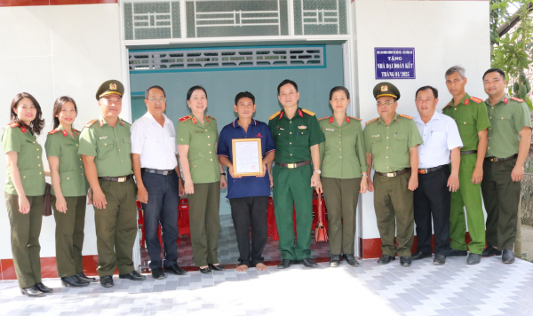 Cục An ninh chính trị nội bộ trao tặng nhà đại đoàn kết và tặng quà tại Trà Vinh -0