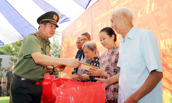 Thiếu tướng Đinh Văn Nơi tặng quà Tết cho người dân ở TP Cần Thơ -0