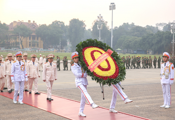 , Đoàn đại biểu Công an xã, thị trấn tiêu biểu vào Lăng viếng Chủ tịch Hồ Chí Minh -1