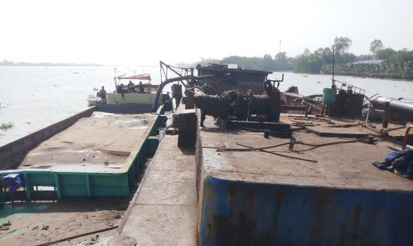 Bắt quả tang 2 đối tượng mua bán cát pháp trên sông Hậu -0