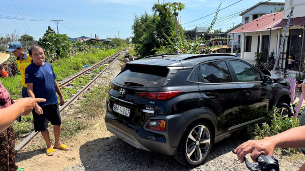 Tai nạn liên hoàn giữa tàu hỏa, ôtô và xe máy -0